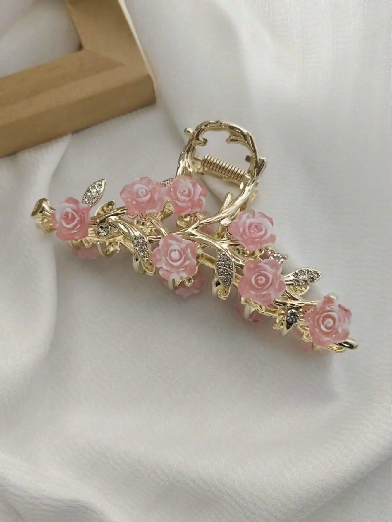 Romantic Rose Hair Claw Clip – Floral Design with Pearl Chains