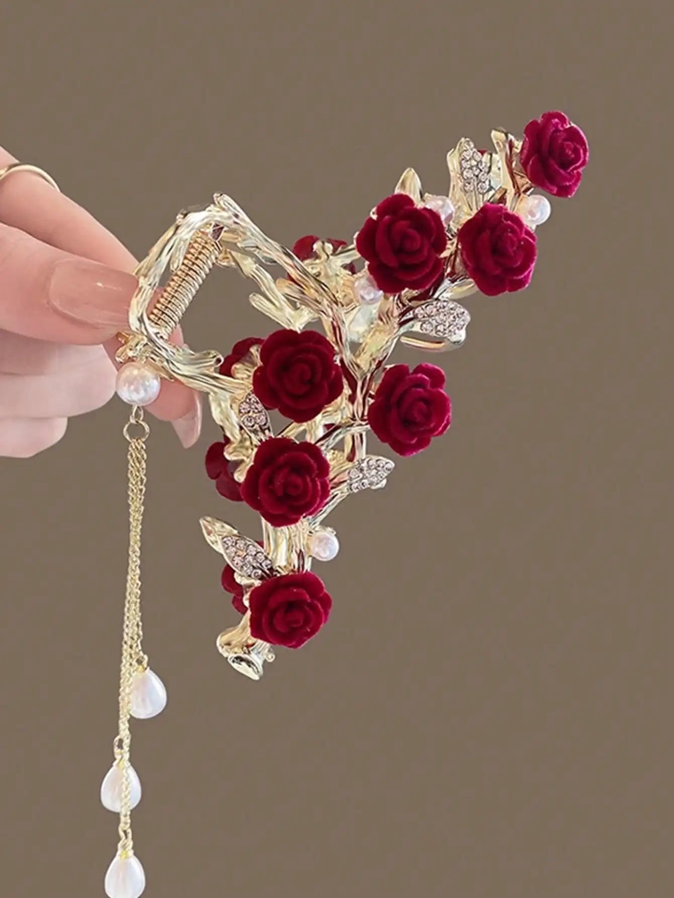 Romantic Rose Hair Claw Clip – Floral Design with Pearl Chains