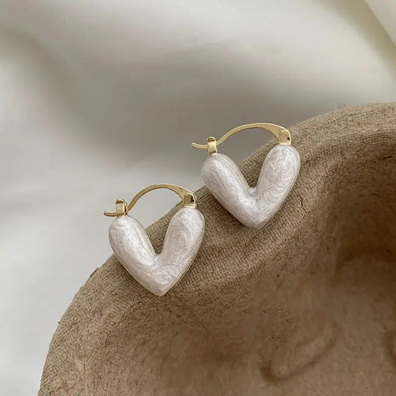 Light Luxury and High Quality Glazed Love Earrings for Women, Small and Exquisite Fashion Earrings, New Earrings