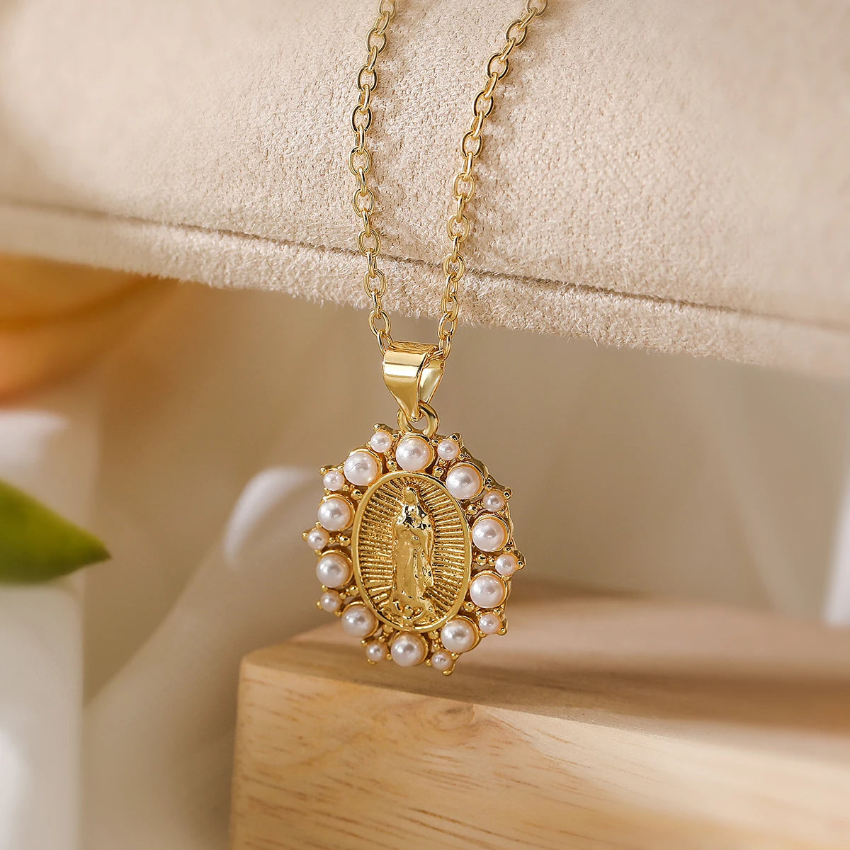 2025 New Arrival Classic Design Virgin Mary Pendant Necklaces For Women Gold Color Pearl Jewelry