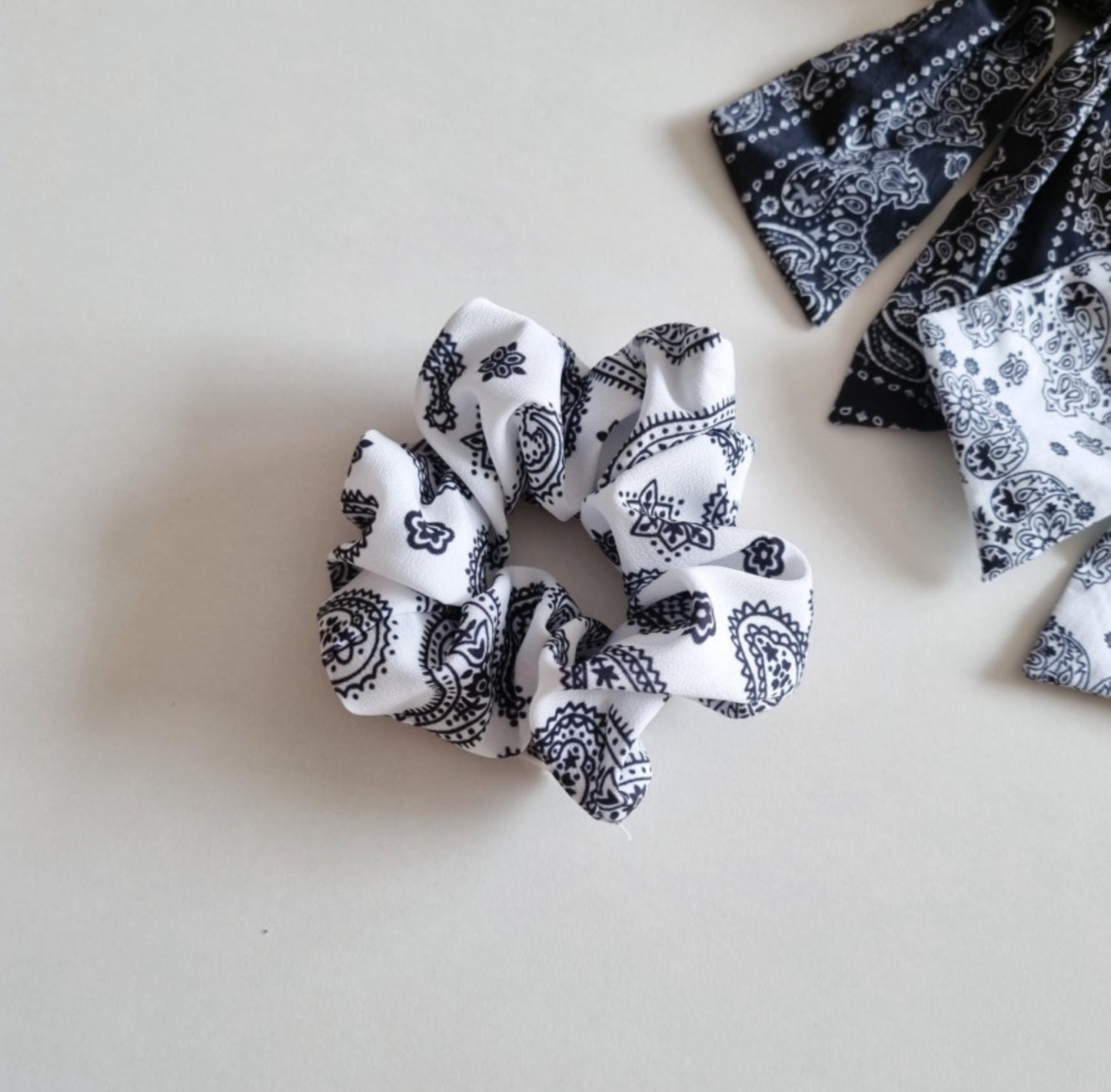 Basic & Ribbon Bandana-Print Scrunchies 2 Styles Available in Black and White Hair Tie for summer Handmade in South Korea [with Pinkluvme]