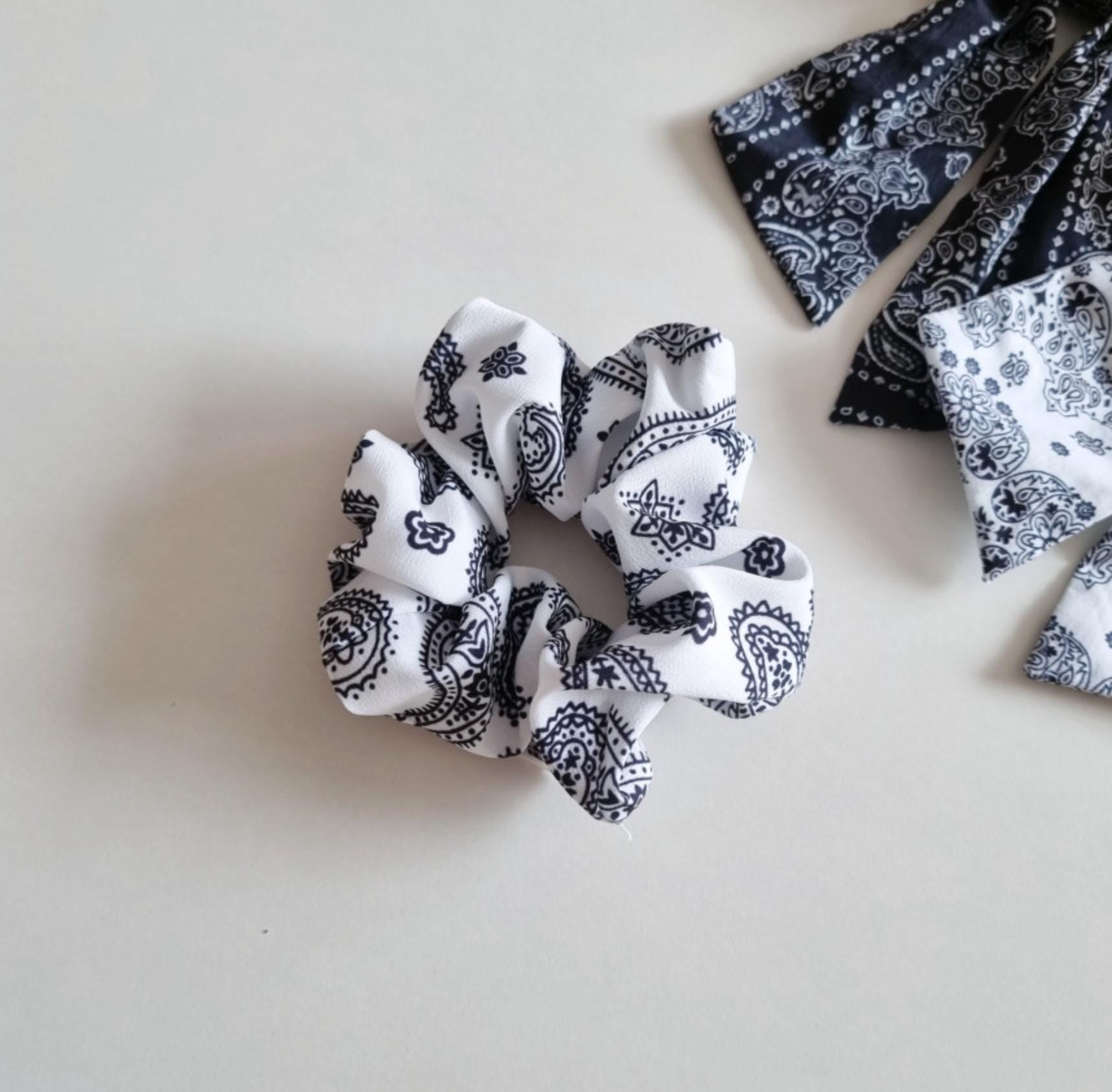 Basic & Ribbon Bandana-Print Scrunchies 2 Styles Available in Black and White Hair Tie for summer Handmade in South Korea [with Pinkluvme]