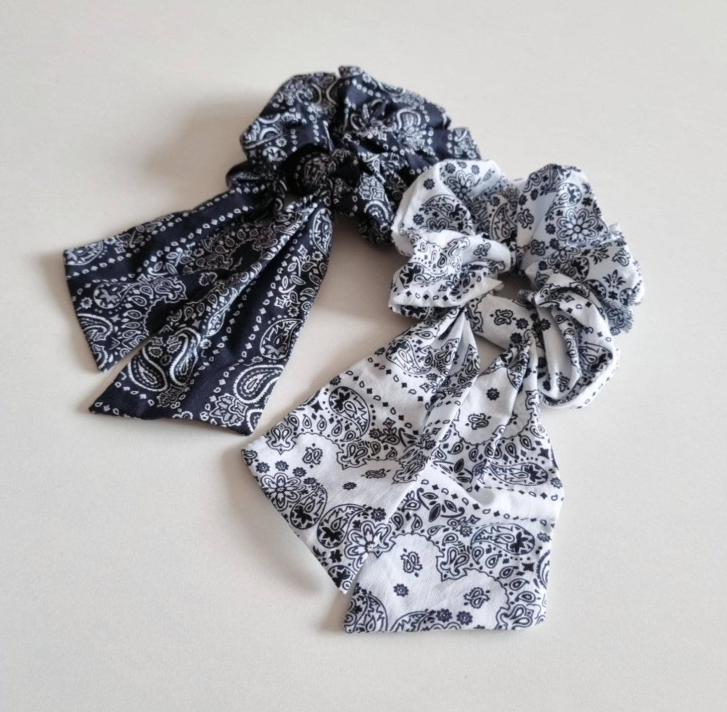 Basic & Ribbon Bandana-Print Scrunchies 2 Styles Available in Black and White Hair Tie for summer Handmade in South Korea [with Pinkluvme]