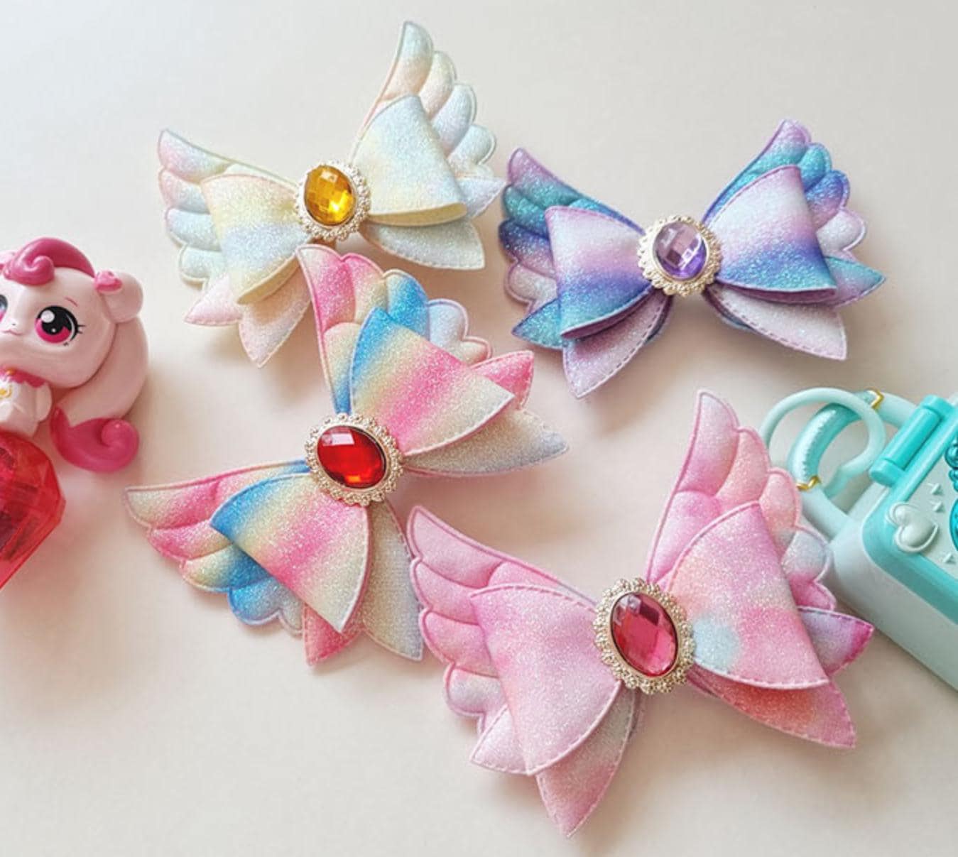 Rainbow Sherbet Angel Wing Gem Hair Clip – Kids pin Korean anime cosplay catchy teenie jewel princess Halloween party favor [with Pinkluvme]