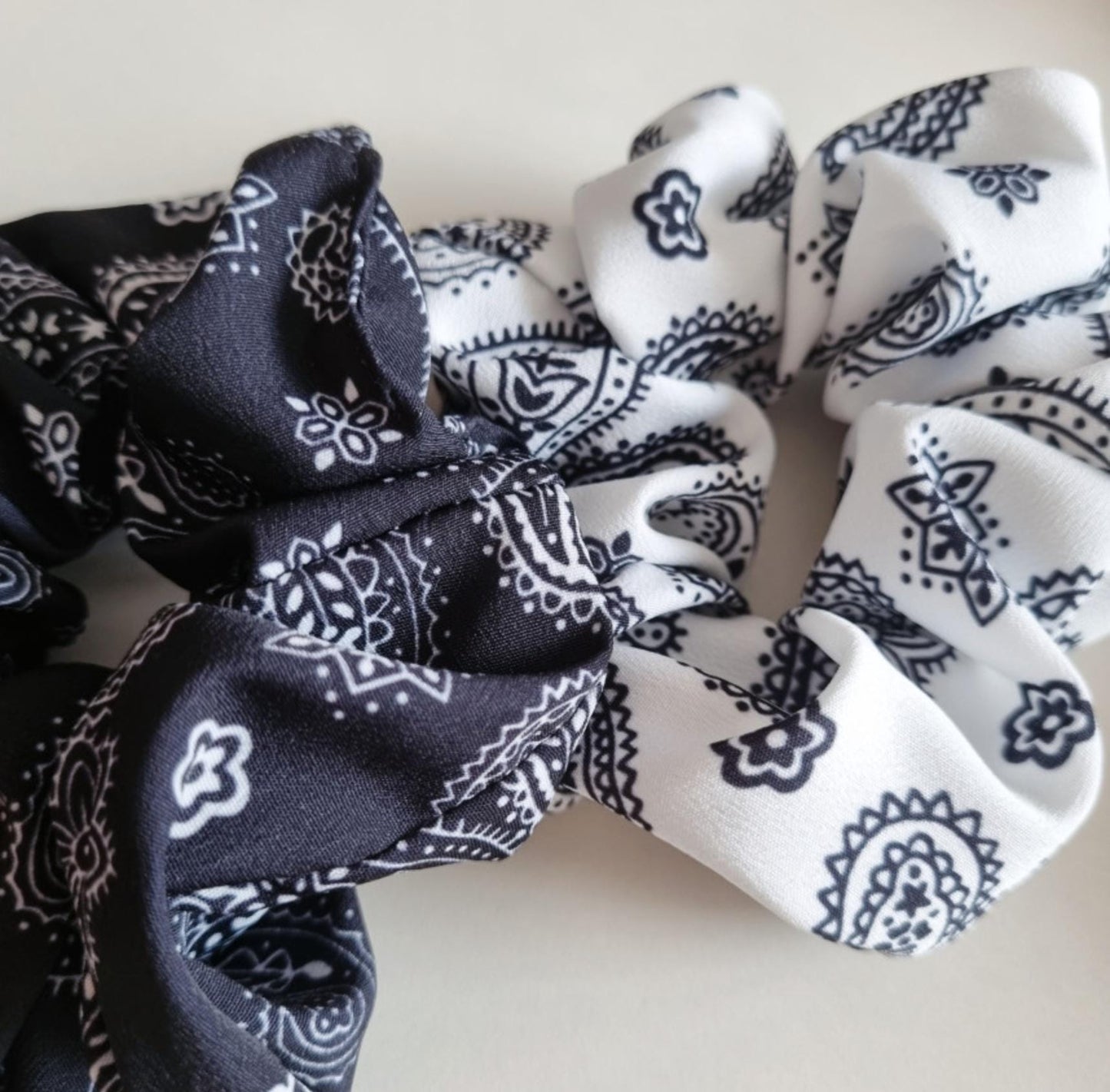 Basic & Ribbon Bandana-Print Scrunchies 2 Styles Available in Black and White Hair Tie for summer Handmade in South Korea [with Pinkluvme]