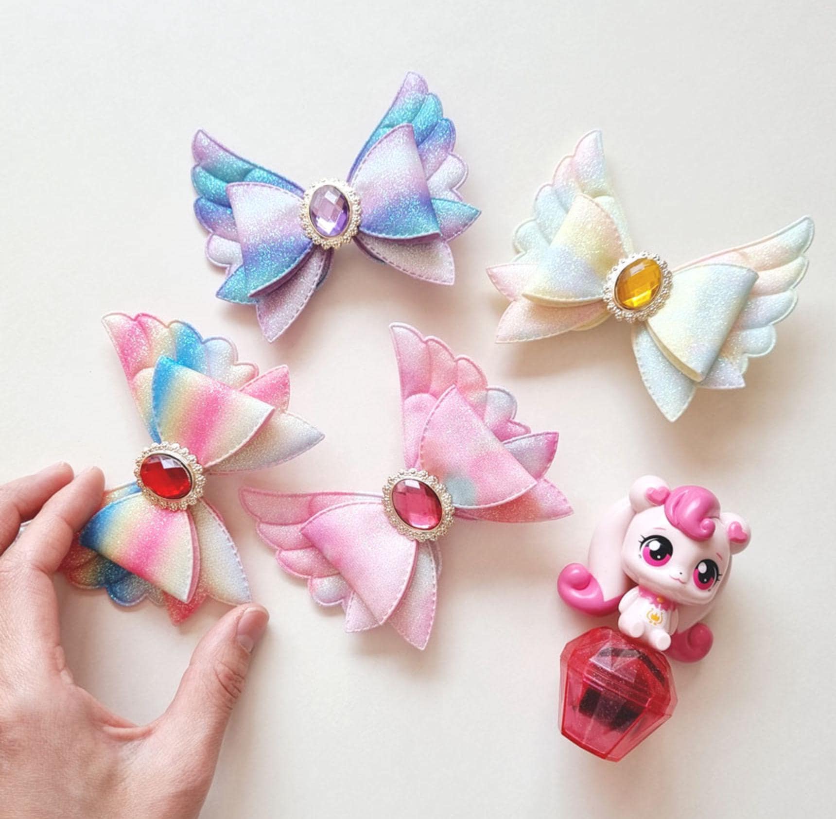 Rainbow Sherbet Angel Wing Gem Hair Clip – Kids pin Korean anime cosplay catchy teenie jewel princess Halloween party favor [with Pinkluvme]